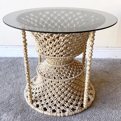Mesa auxiliar superior de cristal de macramé tejida a mano beige Foto 1 de 4