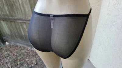 VINTAGE VICTORIAS SECRET BLACK MESH BIKINI PANTY SMALL  - Imagem 1 de 4