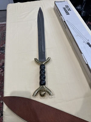 Espada de guerra celta con guardia de latón macizo Foto 1 de 4