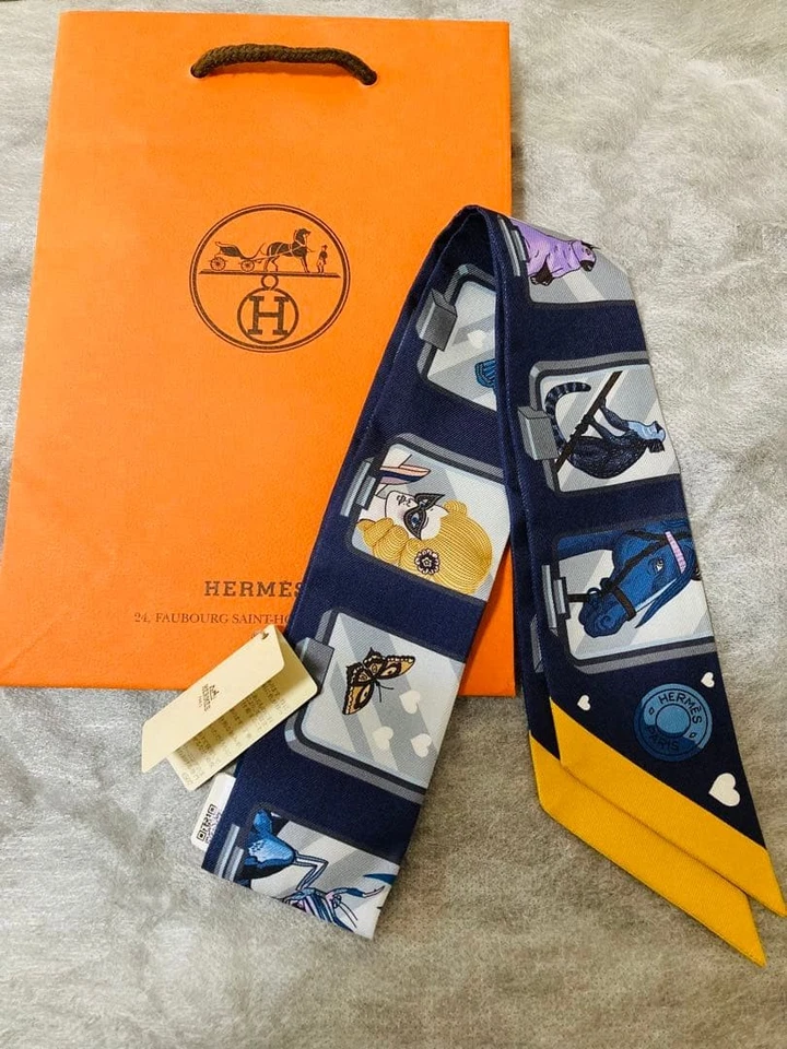 Bufanda de seda Hermes Twilly Hermes Story Marine oro rosa gris 2023AW sin usar como nueva Foto 1 de 4