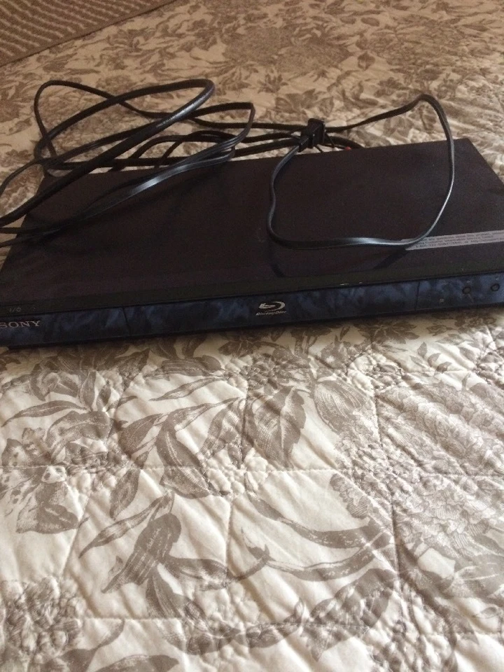 Reproductor Blu-ray Sony BDP-S350 HDMI 1080P con control remoto para piezas o reparación Foto 1 de 3