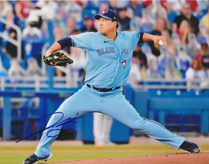 HYUN-JIN RYU TORONTO BLUE JAYS ACTION SIGNED 8x10 - Picture 1 of 1