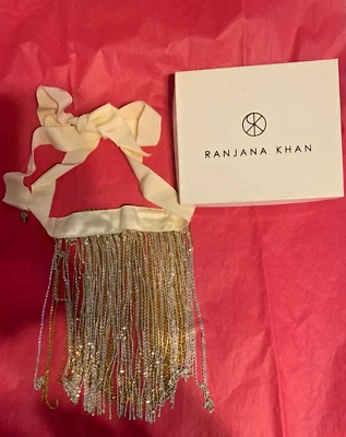 Collar Ranjana Khan Crema Oro y Plata Muchas Cadenas Distintivo con Cierre de Corbata Foto 1 de 4