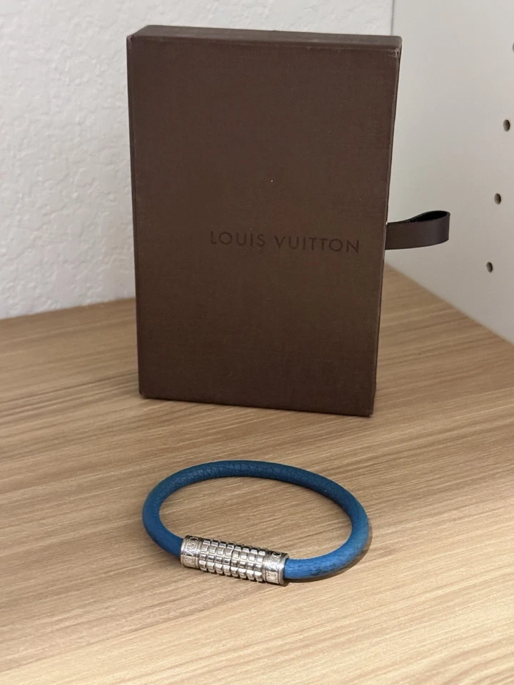 Pulsera de cuero para hombre Louis Vuitton Blue Ocean con cierre magnético Foto 1 de 4