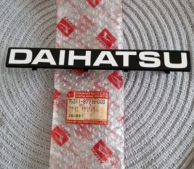 7531187716 DAIHATSU EMBLEM RADIATOR BADGE BRAND NEW GENUINE  - Image 1 of 2
