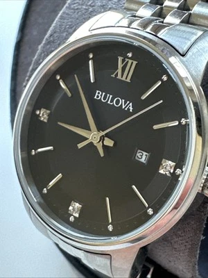 Reloj Bulova Mujer Cuarzo Diamante Acento Marcas Calendario Plateado 32MM 96P226 Foto 1 de 4
