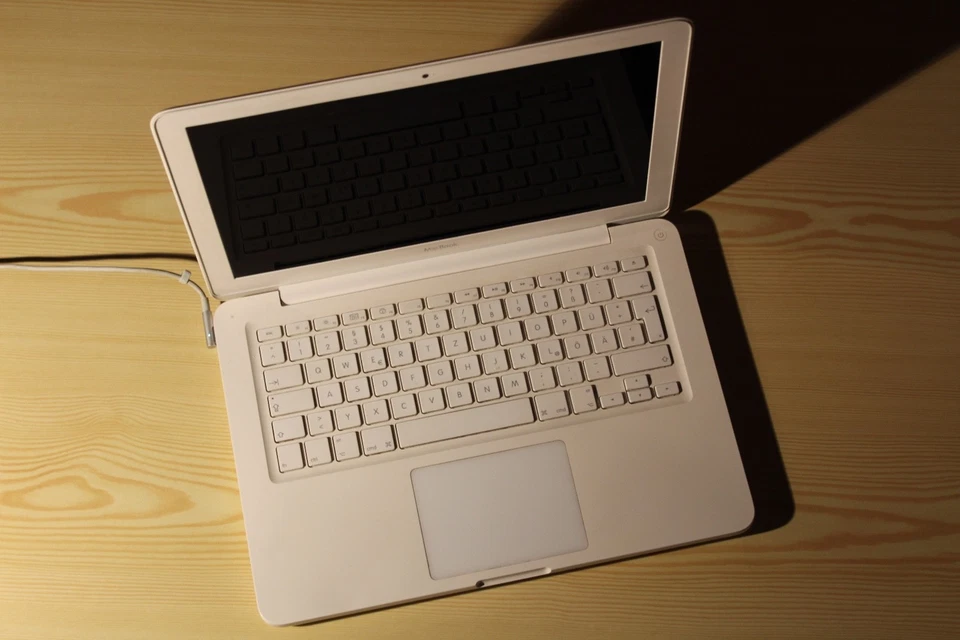 Macbook 13,3 zoll in "weiß" 2,4 GHz Intel Core 2 Duo 250GB hdd - Bild 1 von 1