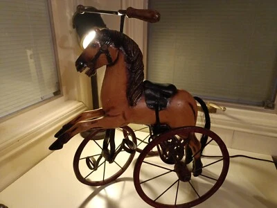 Triciclo antiguo con forma de caballo de arte popular del siglo XIX Foto 1 de 4