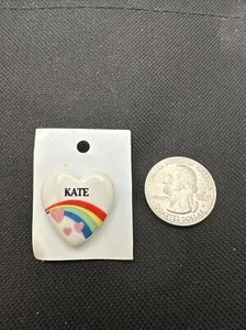 Vintage 80er 80s Regenbogen Herz Namen Pin "Kate" für Hut Tasche Jacke Shirt - Bild 1 von 2