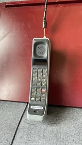 Vintage First Generation Motorola “The Protector “Brick Phone - Afbeelding 1 van 9