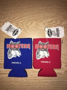 Pacchetto di 2 nuovi Hooters Vintage Can Koozies di Chicago blu e rosso - Foto 1 di 5