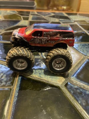 Monster Truck Monster Jam IRON OUTLAW Hot Wheels ruedas de barro juguete fundido a presión 1/64  Foto 1 de 4