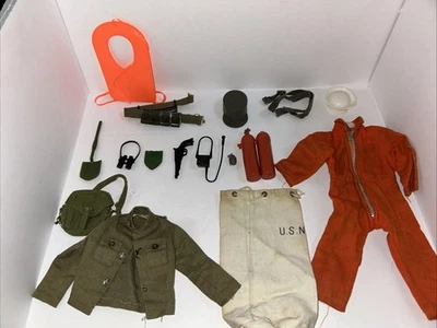 Lote de roupas e acessórios Hasbro vintage dos anos 1960 GI Joe 12". Chapéus, armas, mais - Imagem 1 de 4