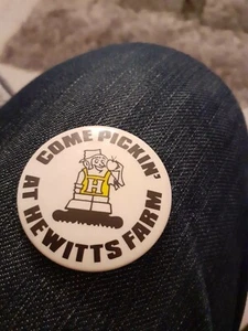Hewitts Farm Vintage Badge - Picture 1 of 2