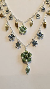 Collana In Argento Bellissima 2T Con Ciondoli A Fiore In Smalto Blu Verde. - Foto 1 di 4