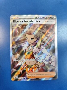 RICERCA ACCADEMICA Olim 240/198 FULL ART Pokemon violetto Near Mint Ita Carte  - Foto 1 di 6