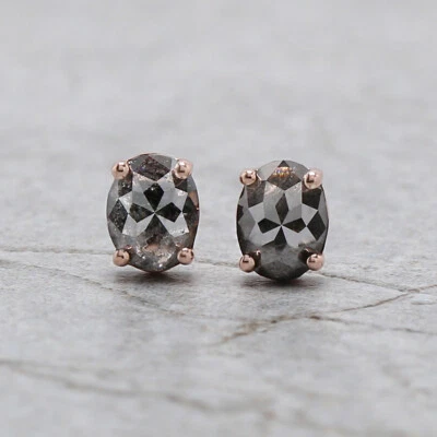 Pendientes de compromiso de oro rosa de 14 quilates con diamantes ovalados naturales de 0,66 quilates con sal y pimienta Foto 1 de 4