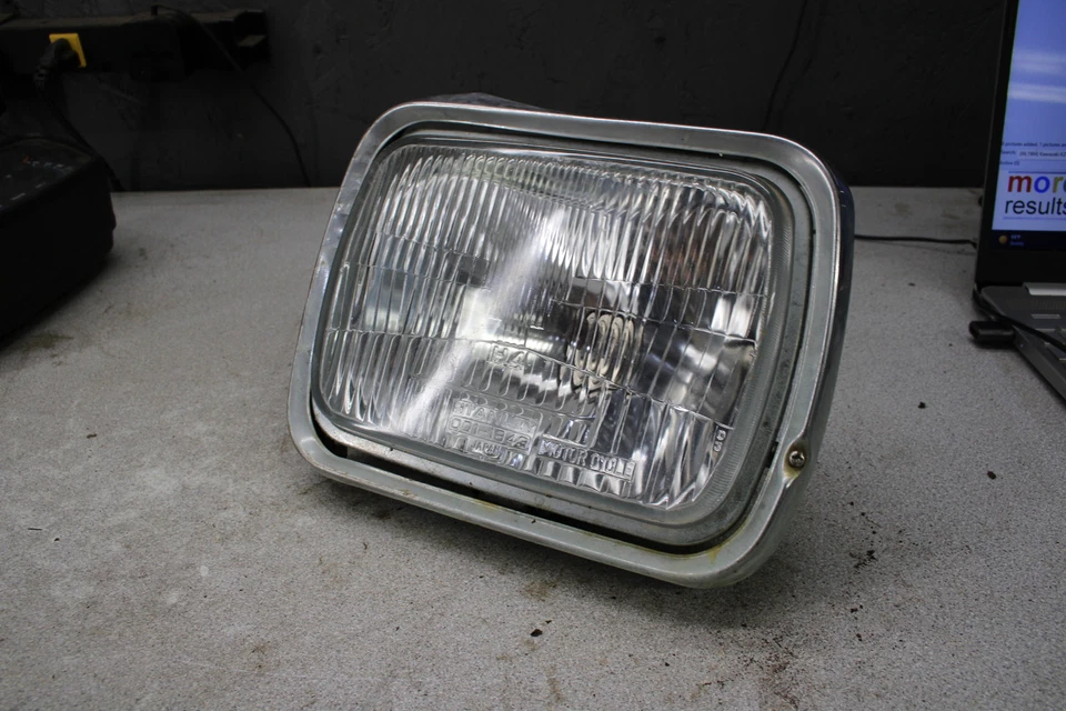 Kawasaki KZ700A 1984 deportivo faro luz moldura lámpara p8-8693.hn Foto 1 de 4