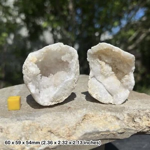 Cracked quartz geode - authentic spiritual healing crystal mineral stone - Picture 1 of 1