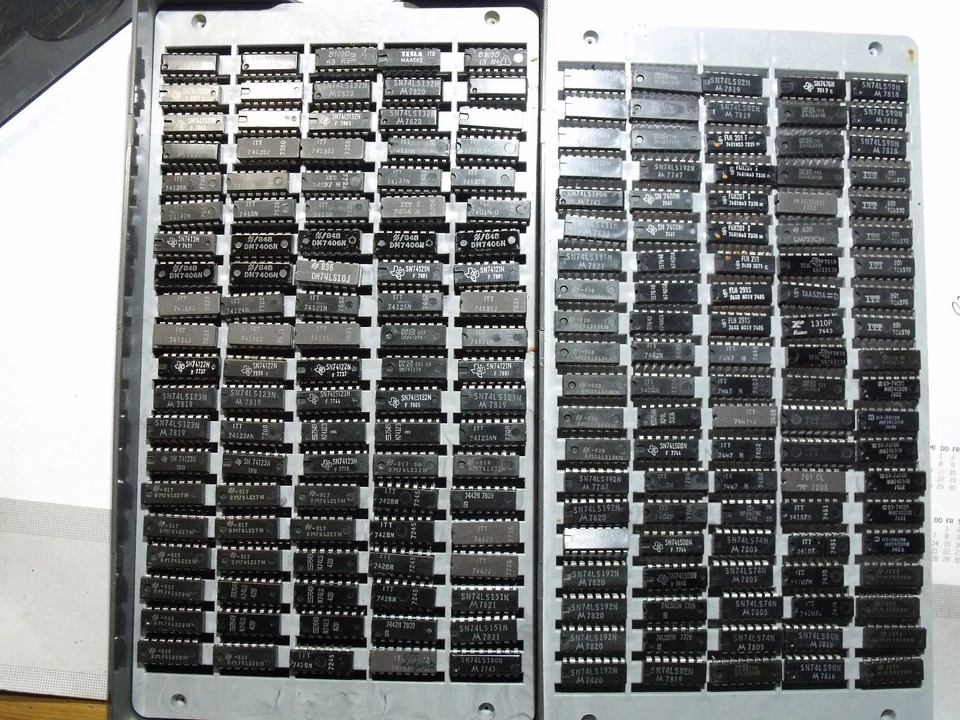*ELEKTRONIK TEILE*74xxx SERIE KONVOLUT*ICs PLASTIK GEHÄUSE*NEU*MEHRERE TYPEN* - Bild 1 von 4