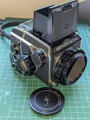 Bronica EC com lente Nikkor PC. Localizador e costas medidos - Imagem 1 de 4