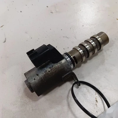 Solenoide de válvula de control de aceite de engranaje de distribución variable Infiniti Q50 3,7 2014 2015 2016 Foto 1 de 4