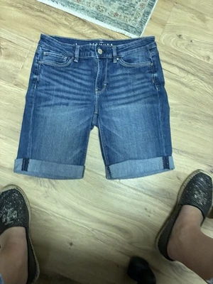 Bermudas para mujer White House Black Market azul denim con puño enrollado 4 cortas Foto 1 de 4