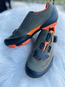 Zapatos de bicicleta de montaña Fizik X5 Terra de gamuza para hombre, verde militar/naranja fluo, M 37 - Imagen 1 de 10