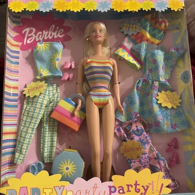 BARBIE 2001 "¡FIESTA FIESTA!"  JUEGO DE MUÑECAS WALMART EDICIÓN ESPECIAL con TRAJES NUEVO EN CAJA Foto 1 de 3