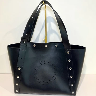 Bolso de Mano Grande Stella McCartney Logo Stella en Cuero Vegano Negro con Tachuelas Plateadas Foto 1 de 4
