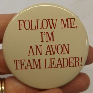 “Follow Me, Im An Avon Team Leader !” Vintage Pin/Button - Picture 1 of 2