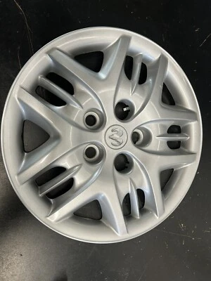 Cubierta de rueda tapacubos Dodge Caravan 2001-2005 15" OEM. 04766971AA Foto 1 de 4