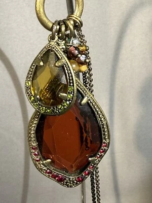 Collar Bohm Tono Marrón Con Encantos, Piedras, Flor, Dorado Y Granate Igual Foto 1 de 4