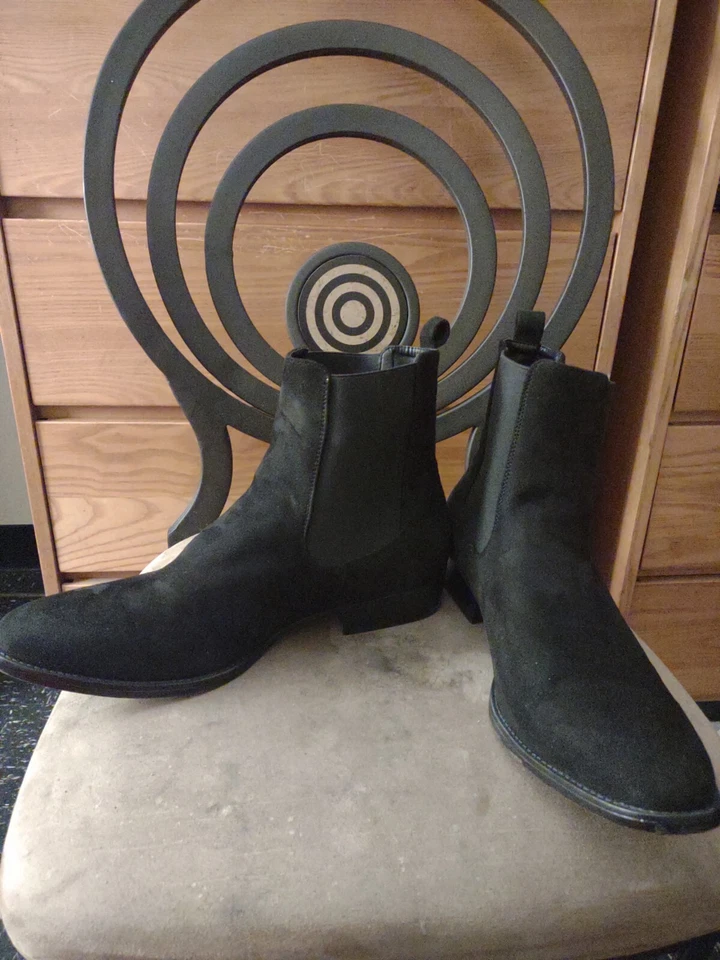 Botas Chelsea de gamuza negras para hombre. Nuevo estado siempre usado. La caja es vieja, las botas no lo son Foto 1 de 1