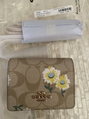 Mini billetera Coach en lona exclusiva con estampado de margaritas caqui claro/tiza C3050 Foto 1 de 4