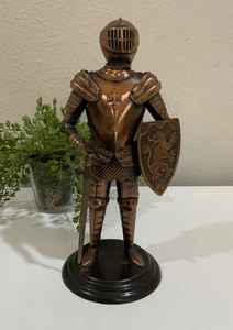 Vintage Kupfer alte Welt Rüstung Ritter Schwert Schild auf Ständer 8,25" H Statue - Bild 1 von 7