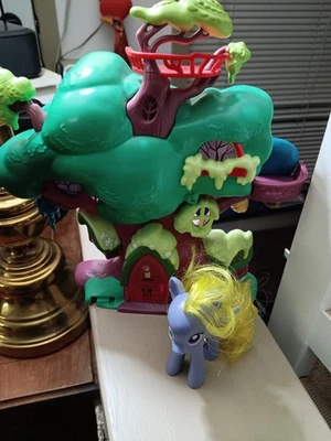 My Little Pony Roble Dorado Biblioteca Casa en el Árbol Crepúsculo Brillo y Flor de Lirio  Foto 1 de 4