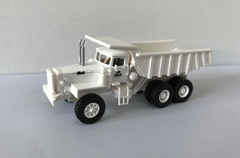 BLANCO HO 1/87 MACK LRVSW 6x4 34 toneladas - Modelo de resina listo para usar  Foto 1 de 4