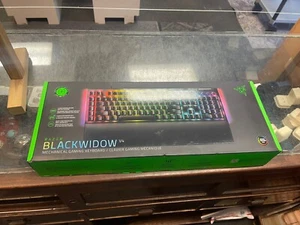 Razer - BlackWidow V4 Full Size Wired Mechanical Green Switch Keyboard FREE SHIP - Picture 1 of 2