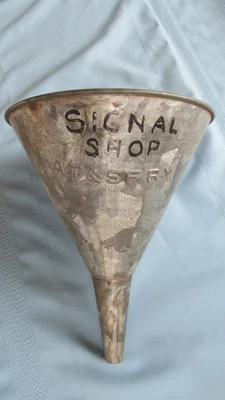 Embudo de acero galvanizado estampado Atchison Topeka & Santa Fe Ry - Tienda de señales Foto 1 de 4