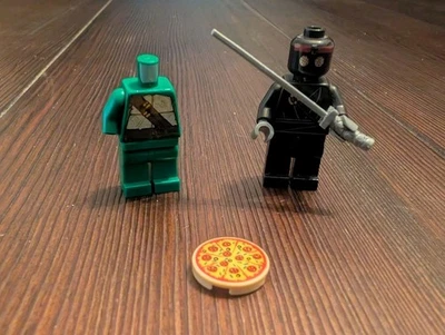 LEGO TMNT Minifigures Foot Soldier, Partial Mutant Ninja Turtle Body + Pizza - Image 1 of 4