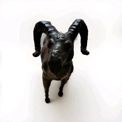 "Figura de estatua de cuero real vintage de cabra de montaña de 13"" de principios del siglo XX" Foto 1 de 3