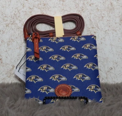 Bandolera Dooney & Bourke NFL Baltimore Ravens North South Triple Cremallera - Nueva con Etiquetas Foto 1 de 4