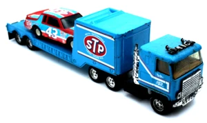 Rare rouge Pontiac STP Ertl vintage Richard petit camion transporteur acier pressé - Photo 1/11
