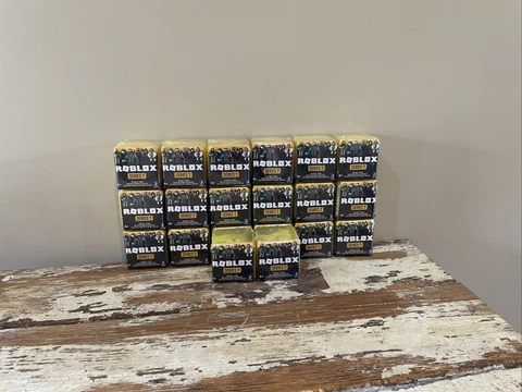 Lot of 20 ROBLOX Series 7 New Sealed Celebrity Collection Mystery Figure Yellow Cover