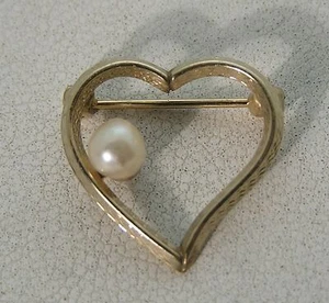 Vintage Free form Open Heart Pearl Lapel Pin Marked DEC 1/20th 14K Gold Filled - Picture 1 of 5