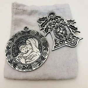 Antiguo adorno de Navidad de peltre de metal forja campana de acebo bebé Jesús madre María 2 piezas - Imagen 1 de 8