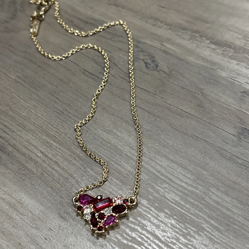 Белый дом черный рынок золотистый с розовыми и красными стразами  - Изображение 1 из 4