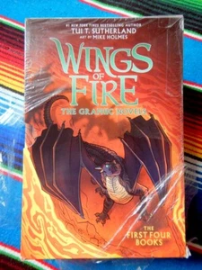 ✺New✺ WINGS OF FIRE The Graphic Novels - The First Four Books - TUI T SUTHERLAND - Foto 1 di 5