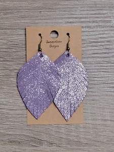 "Pendientes de plumas de cuero genuino hechos a mano brillo lavanda 2" - Imagen 1 de 2